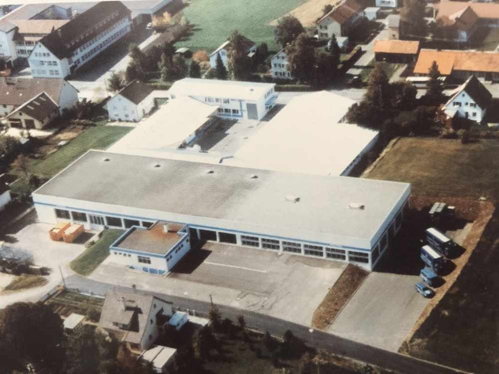 1976: Independent company + new construction of injection molding hall
