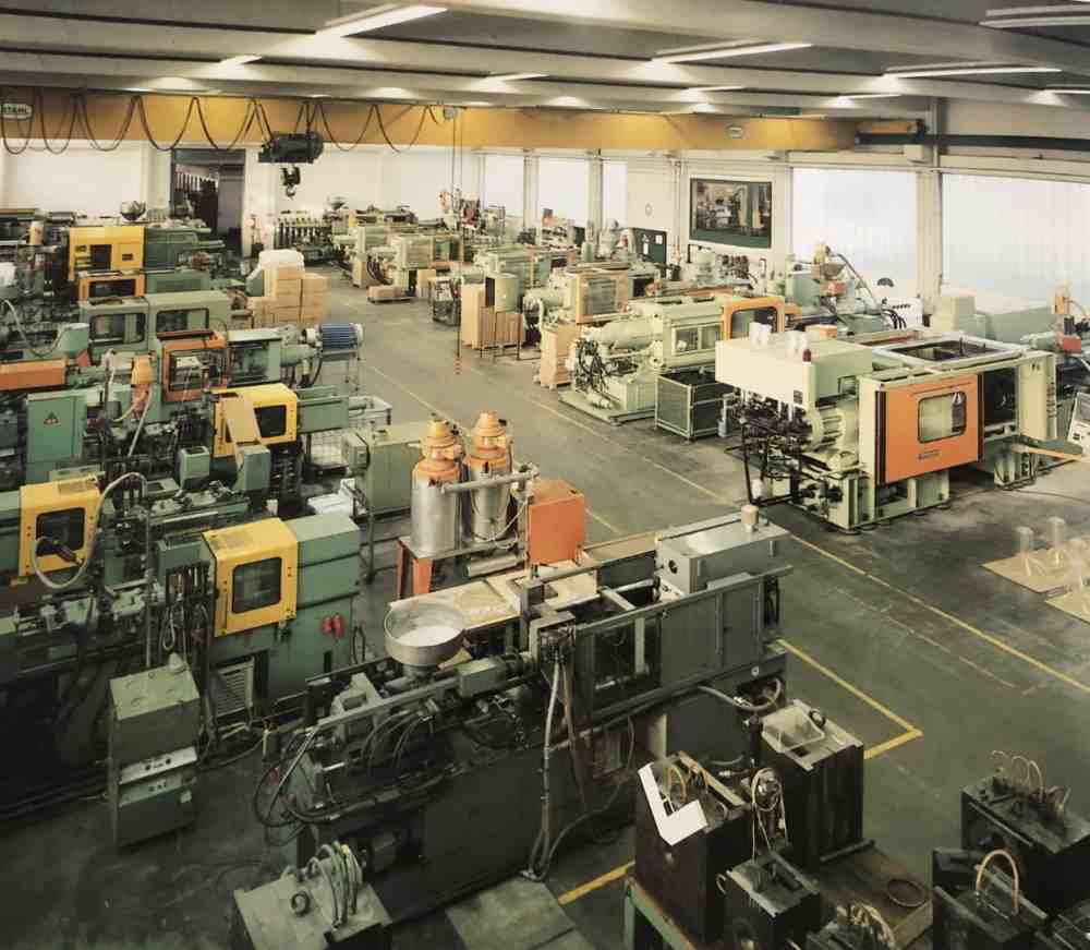 1985: New construction injection molding hall + warehouse 